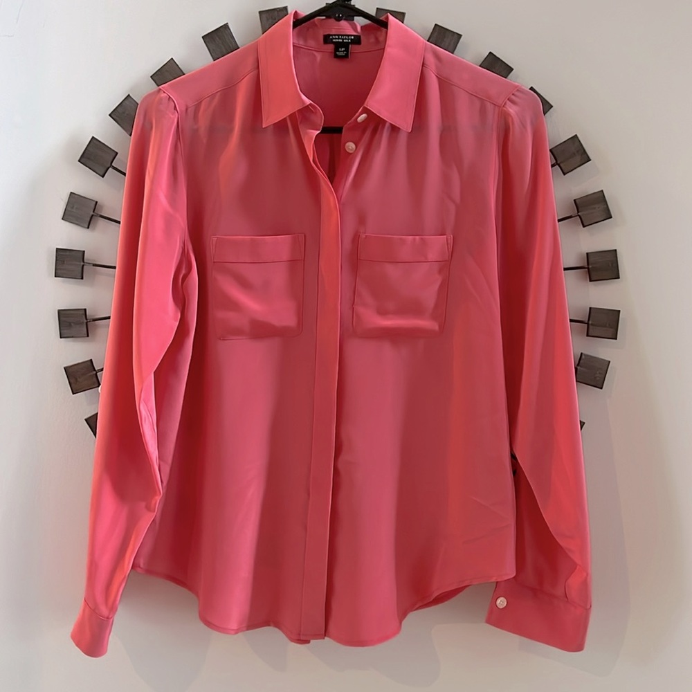 💕 Ann Taylor petite 100% silk coral button down blouse